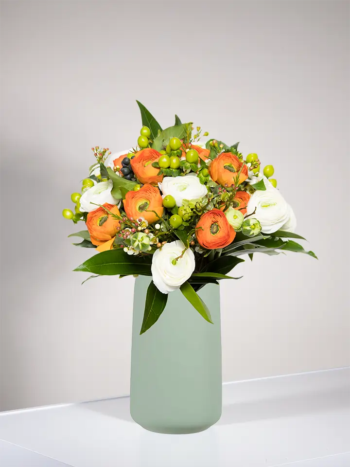 Bouquet ranuncoli arancio e bianchi e bacche verde